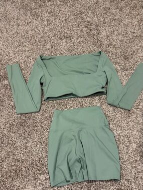 WWomen’s Square Neck Long Sleeve Crop Top & High-Waist Shorts Set - Sage Green